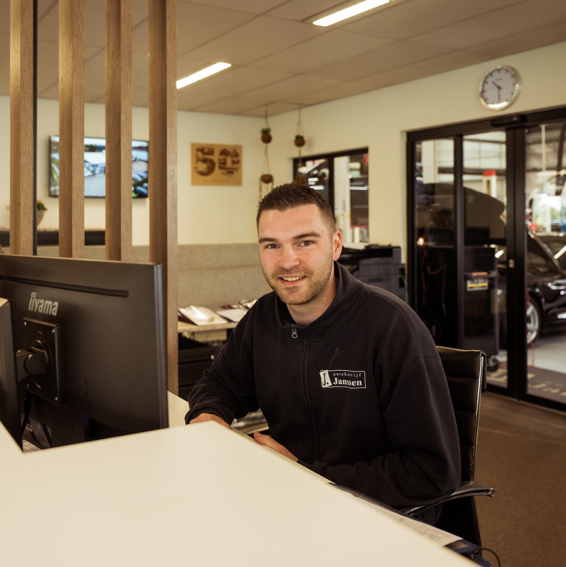 Service- en verkoopadviseur Mike