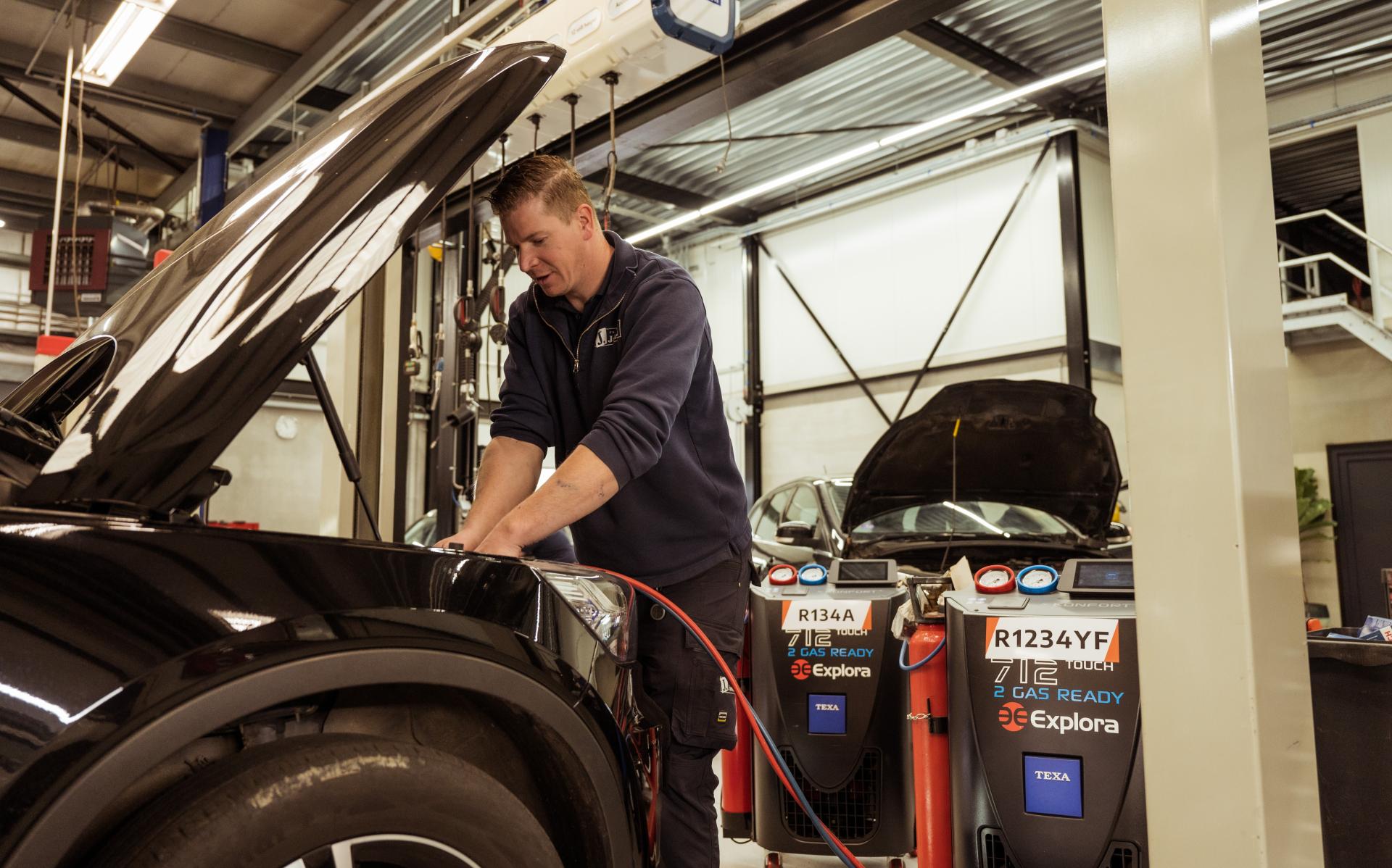 Airco service bij Autobedrijf Janssen.